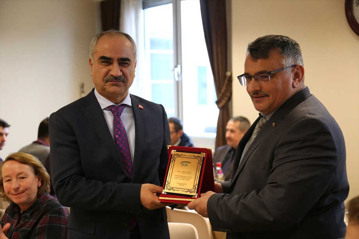 Sgk\'dan Başkan Aydın\'a Teşekkür Plaketi