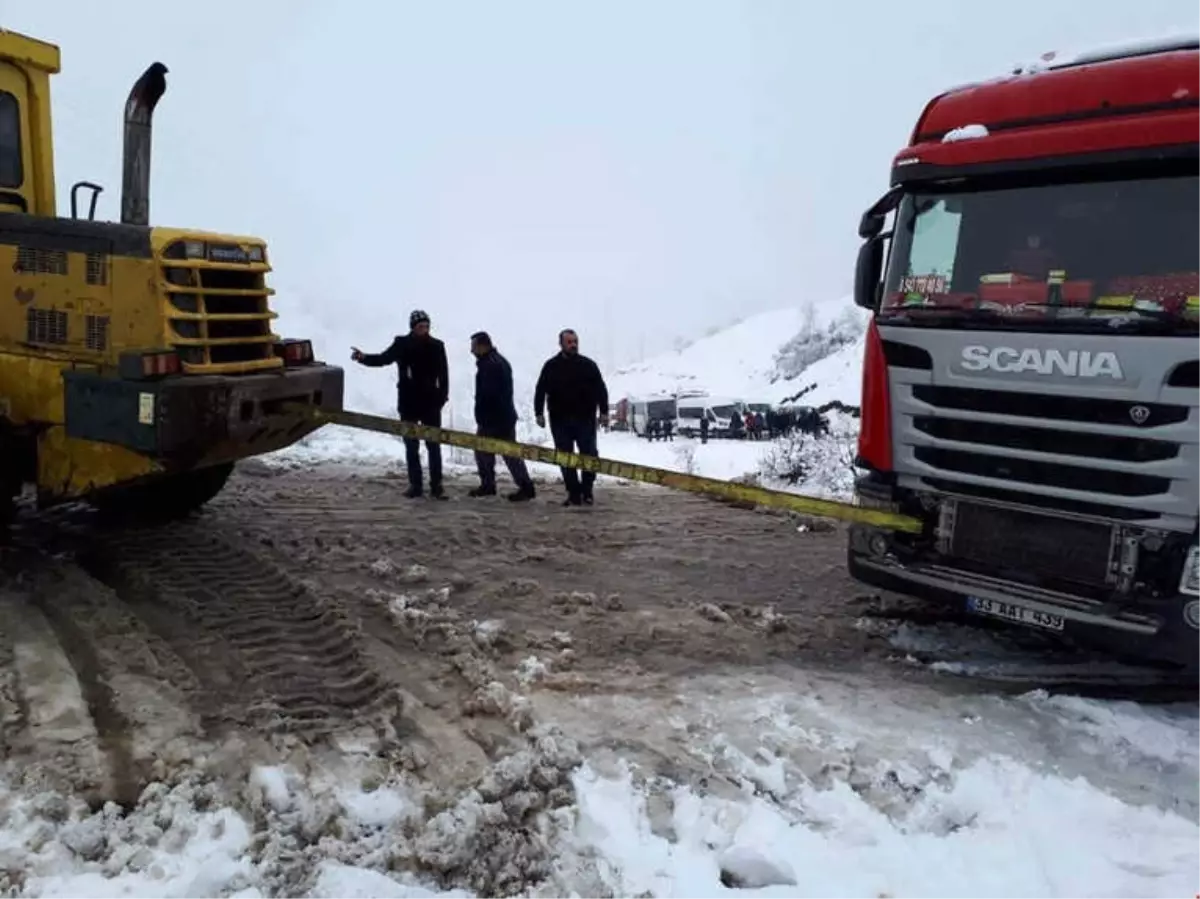 Siirt\'te Karda Mahsur Kalan Araçlar Kurtarıldı