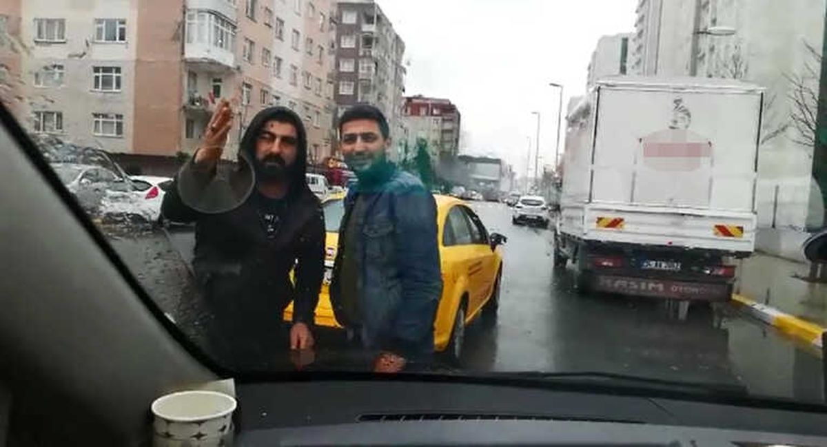 Taksiciler Uber Aracının Önünü Kesti