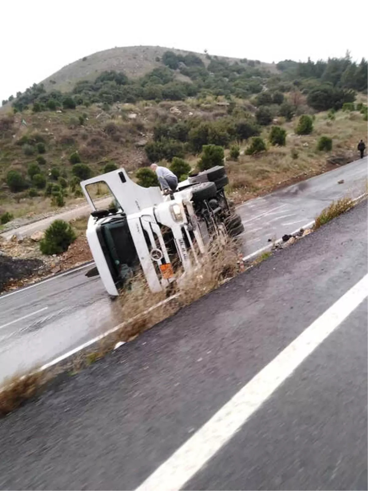 Tanker Devrildi, Mazot Yola Döküldü