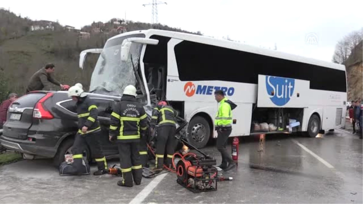 Yolcu Otobüsü ile Cip Çarpıştı: 1 Ölü, 10 Yaralı