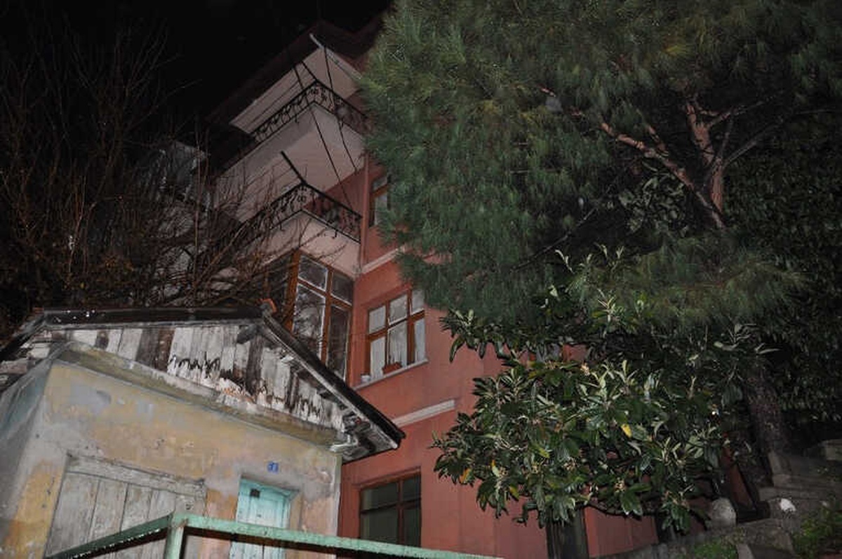 Zonguldak\'ta 2 Bina Duvarlarındaki Çatlaklar Nedeniyle Boşaltıldı