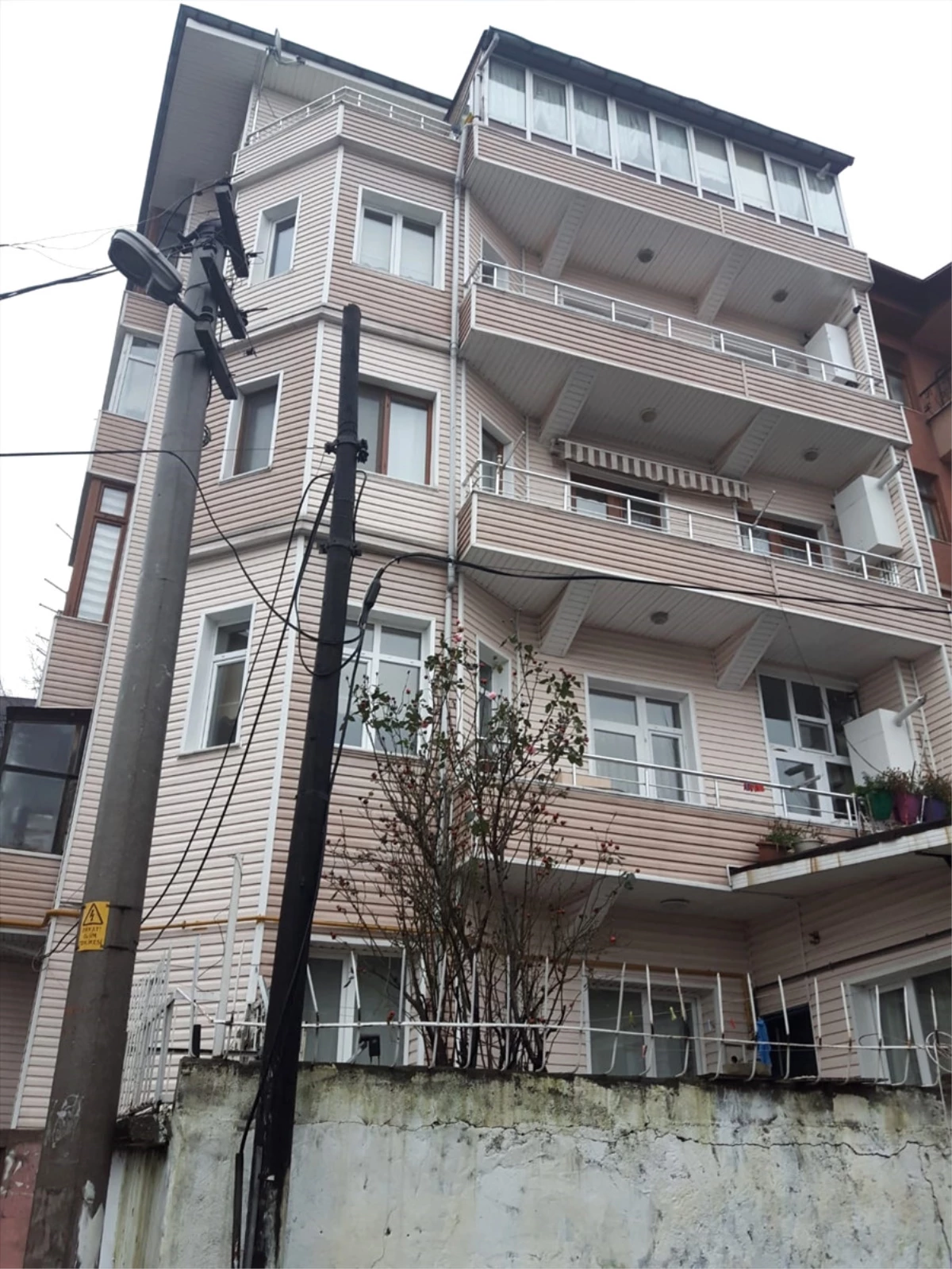 Zonguldak\'ta Duvarlarında Çatlaklar Oluşan 2 Bina Boşaltıldı