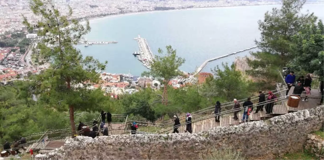 80 Yıllık Alanyalılar Hayatlarında İlk Kez Alanya Kalesi\'ne Çıktılar