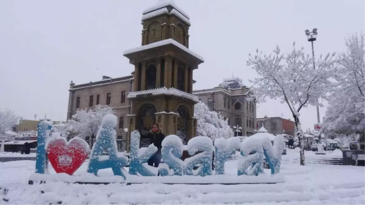 Aksaray Beyaza Büründü, Okullar 1 Gün Süreyle Tatil Edildi
