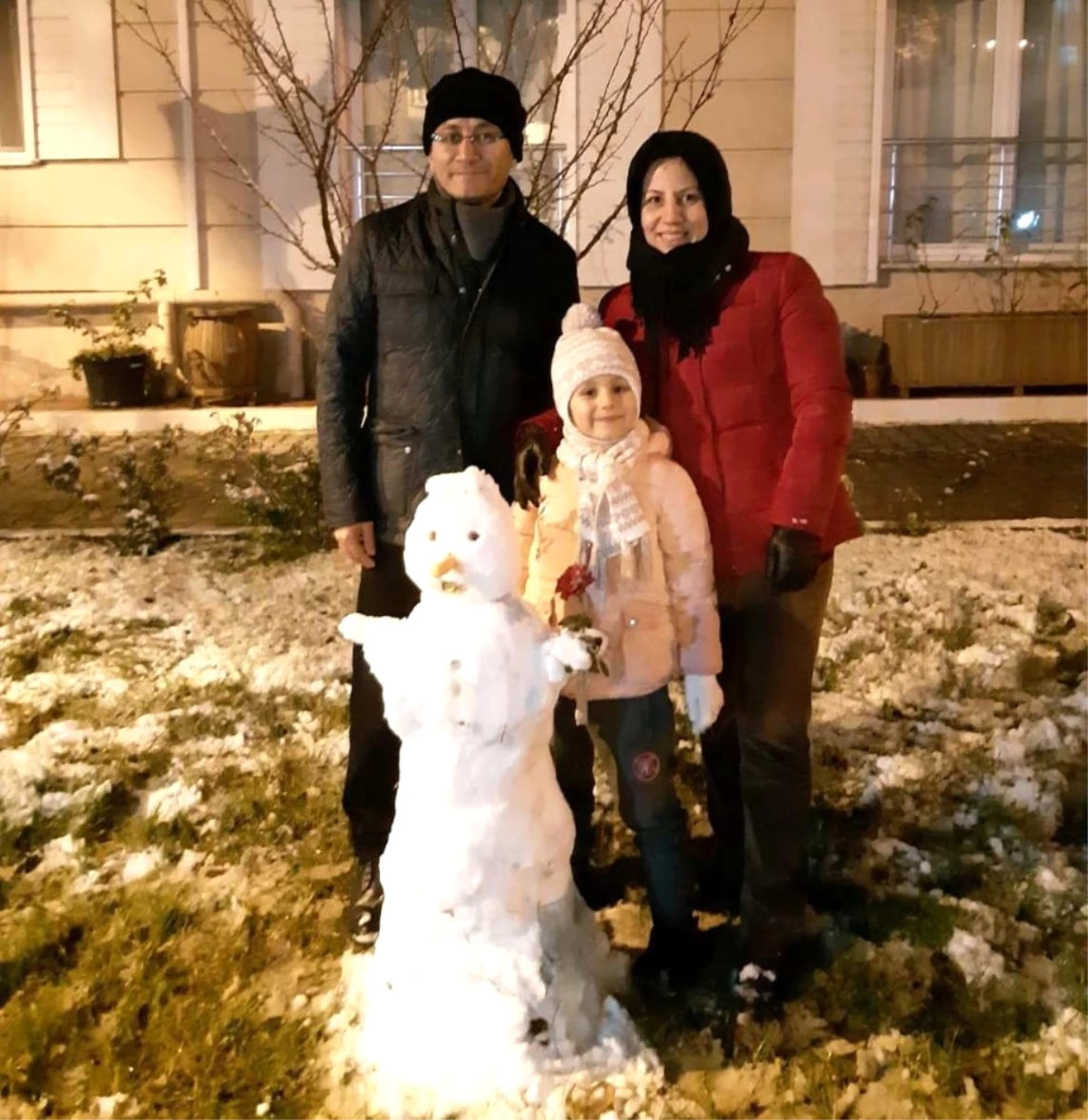 Alaşehir\'e Kar Yağdı, Kaymakam Kardan Adam Yaptı