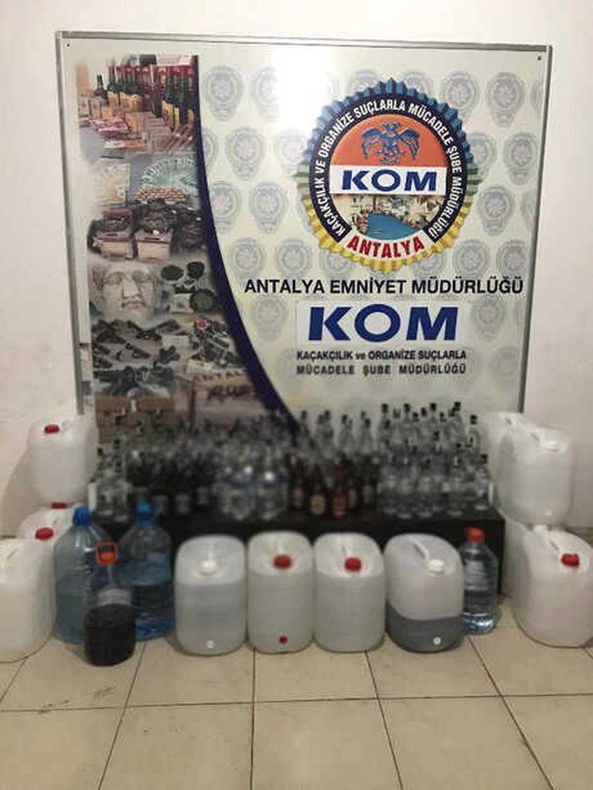 Antalya\'da 569 Şişe \'Sahte İçki\' Ele Geçirildi: 2 Gözaltı