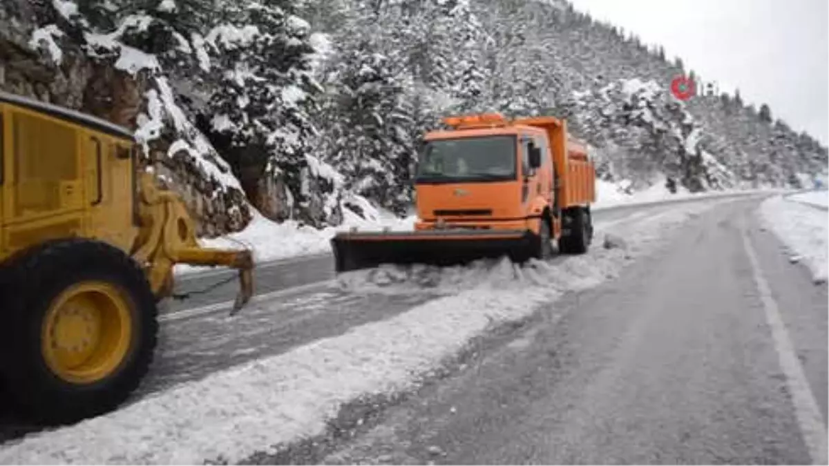 Antalya-Konya Karayolunda Kar Kalınlığı 25 Santimetreye Ulaştı