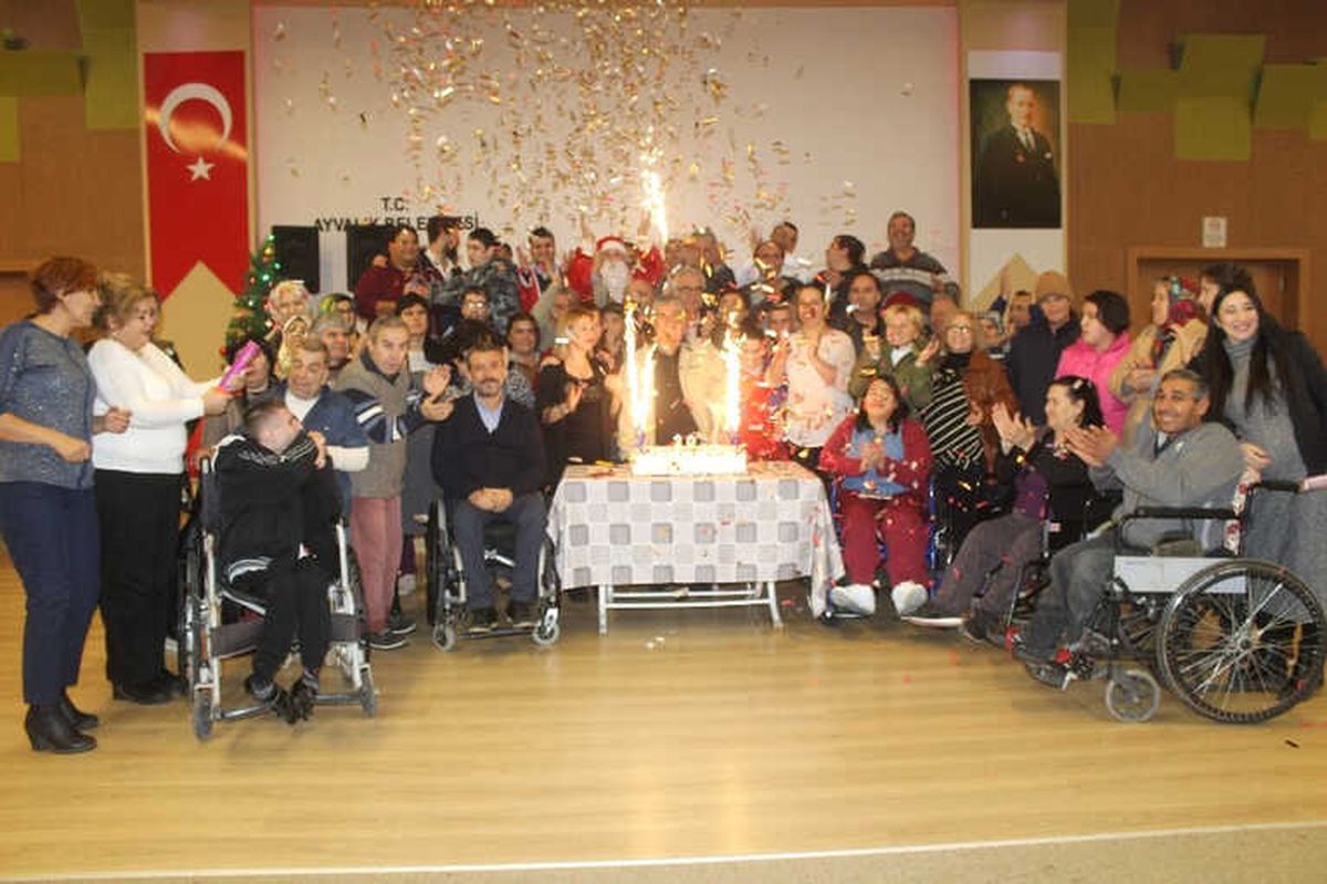Ayvalık\'ta Engellilerin 20. Yaş Sevinci