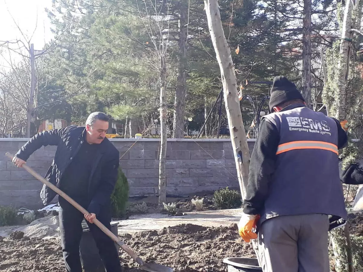 Başkan Tutal, Millet Parkında Ağaç Dikti