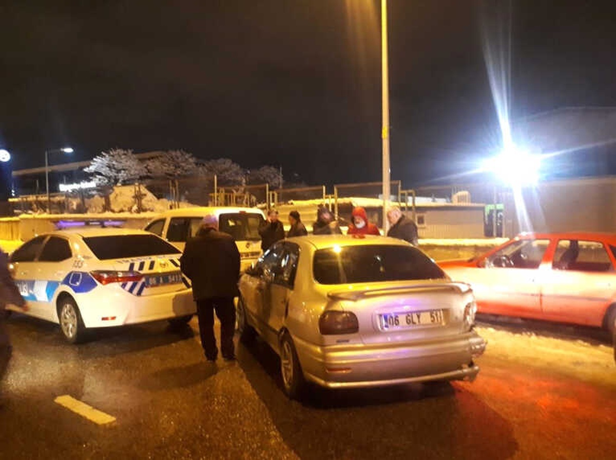 Başkent\'te Gizli Buzlanma Zincirleme Kazaya Neden Oldu: 9 Yaralı