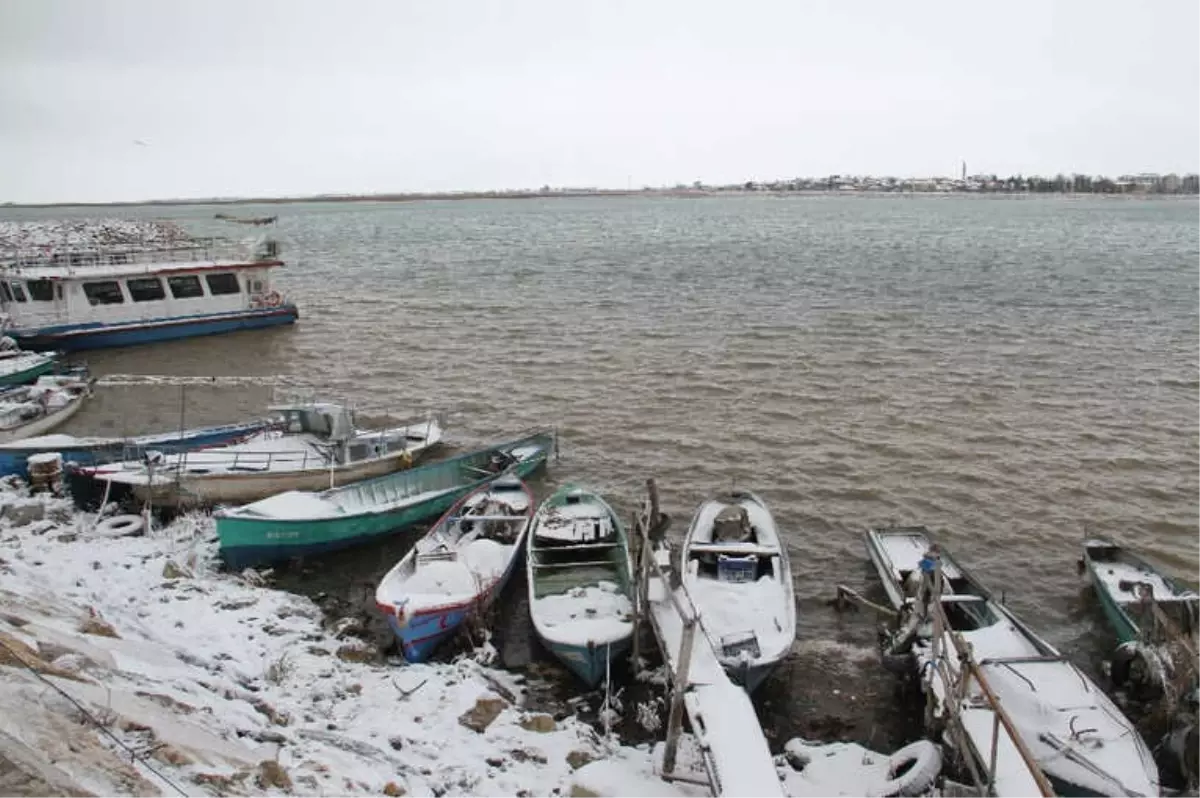 Beyşehir\'de Balıkçılar Avlanmaya Kar Arası Verdi