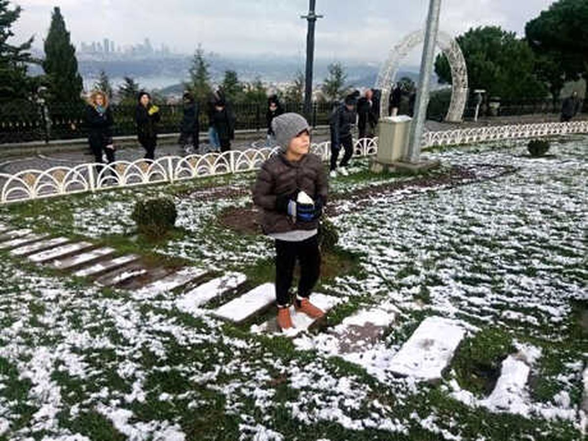 Çamlıca Tepesi\'nde Çocukların Kar Keyfi