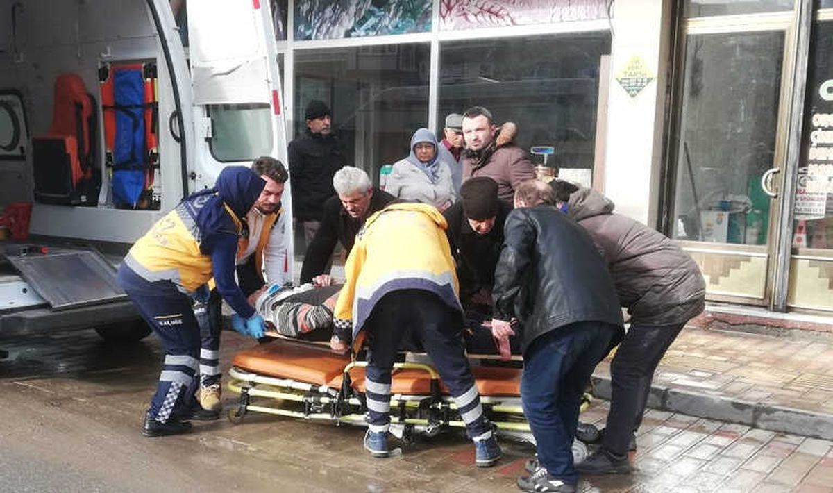 Çatıdan Havalandırma Boşluğuna Düşen Yaşlı Adam Yaralandı
