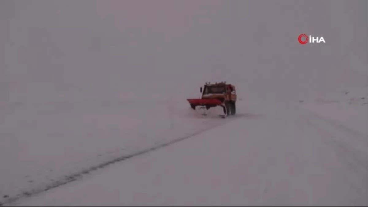 Doğu\'da Kar ve Tipi Yolları Ulaşıma Kapattı