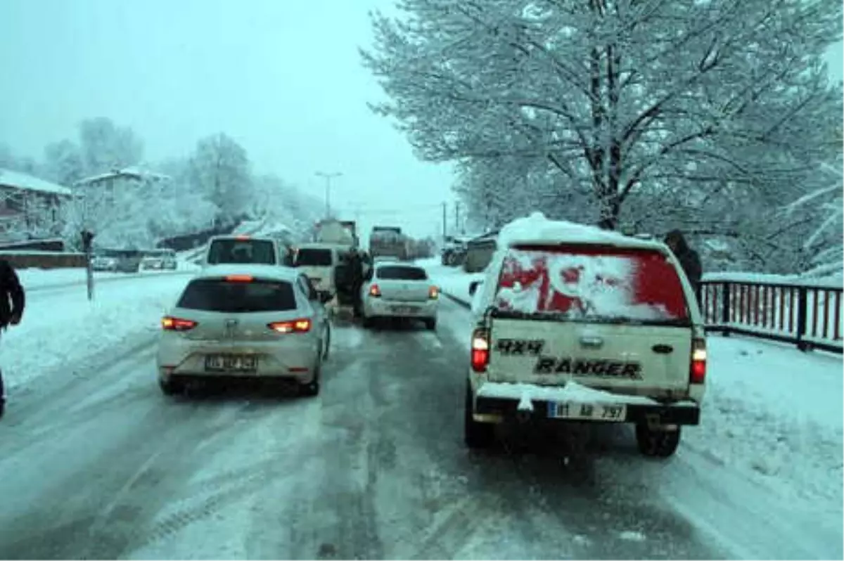 Düzce-Zonguldak Yolunda Ulaşım Durdu, Araçlar Traktörle Çekildi