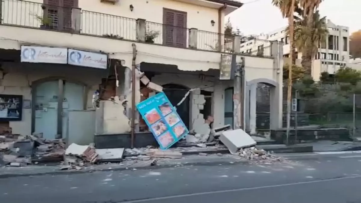 Etna Yanardağı\'nın Patlamasının Ardından Meydana Gelen Depremde 10 Kişi Yaralandı