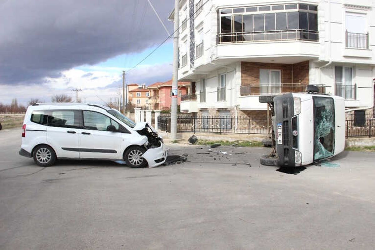 Hafif Ticari Araçla Çarpışan Kamyonet Devrildi: 2 Yaralı