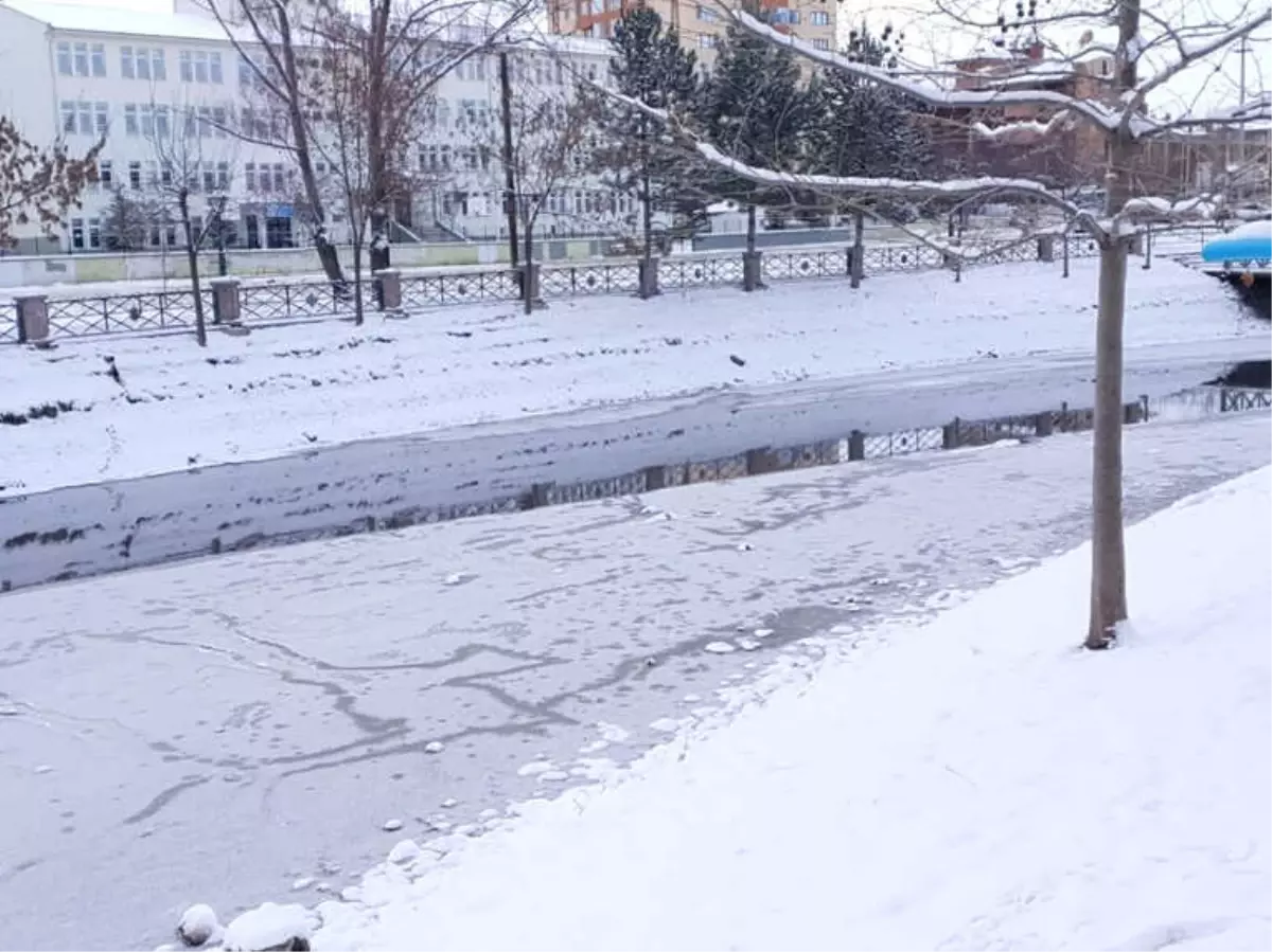 Hava Isısı Düştü Porsuk Çayı Yer Yer Dondu