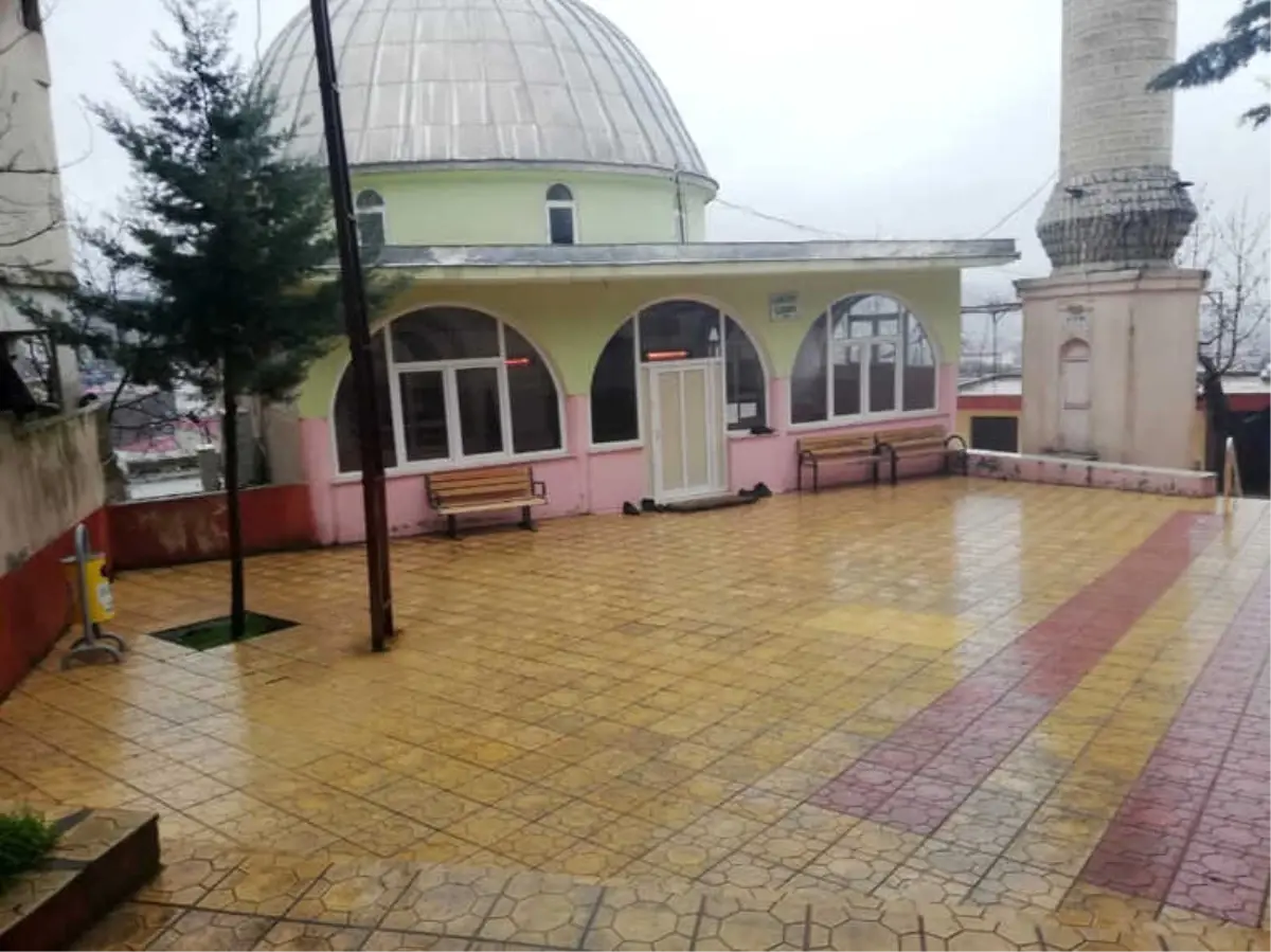 İki Günlük Bebeği Cami Avlusuna Bıraktılar