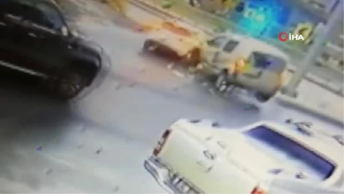 Kağıthane\'de Şerit Değiştiren Sürücüye Arkadan Gelen Otomobil Çarptı