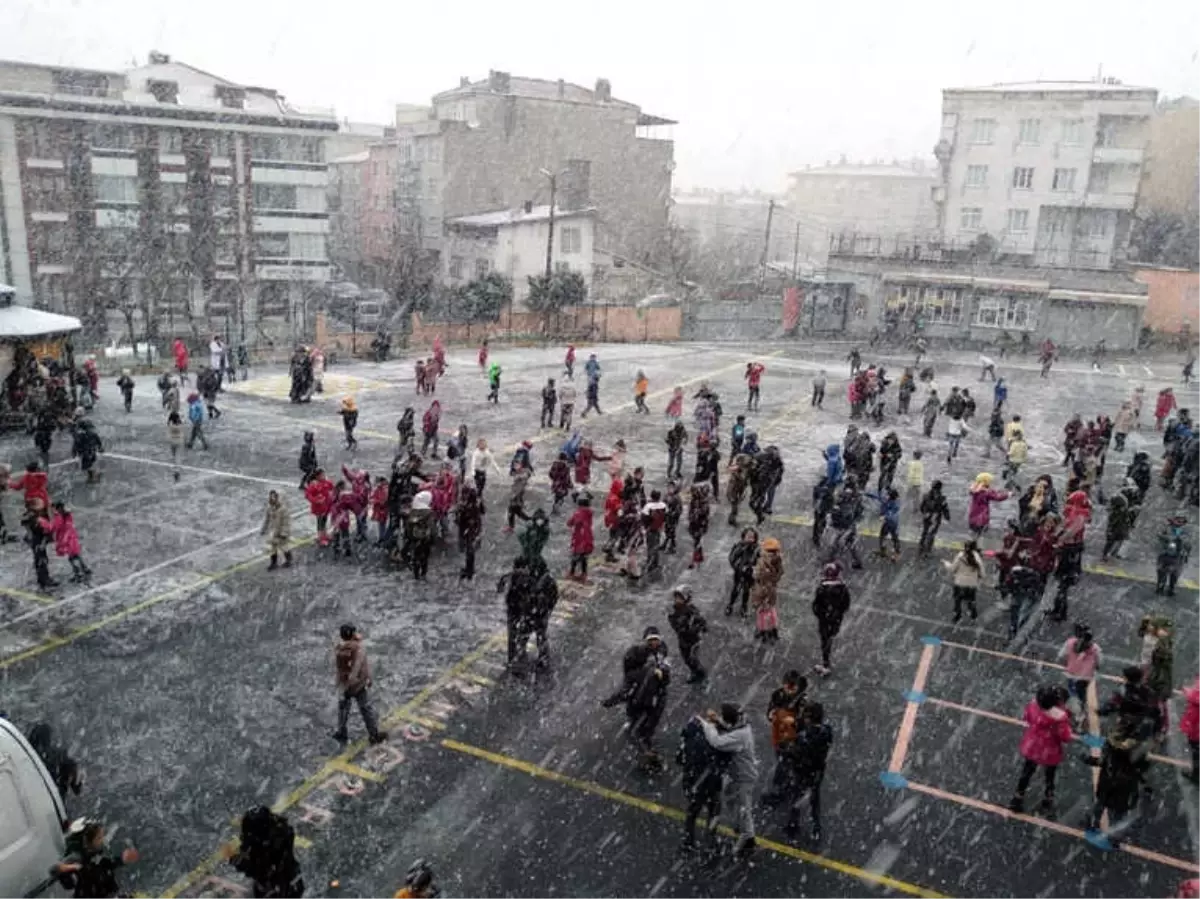 Kar Yağışına En Çok Çocuklar Sevindi