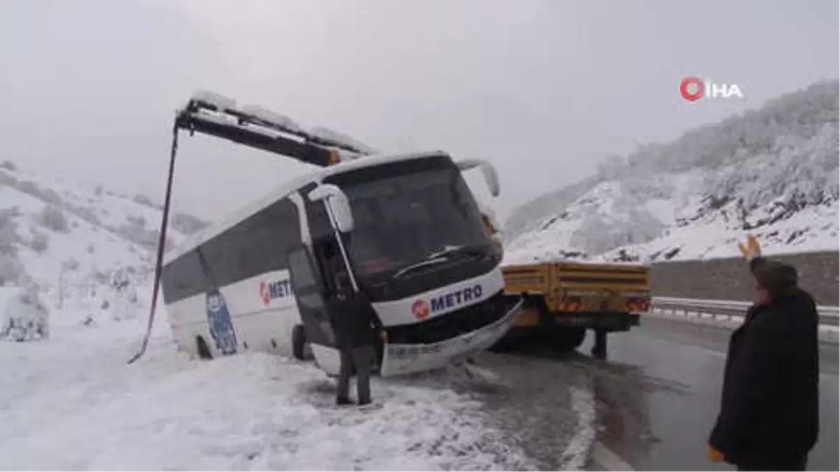 Karda Kayan Yolcu Otobüsü Yoldan Çıktı