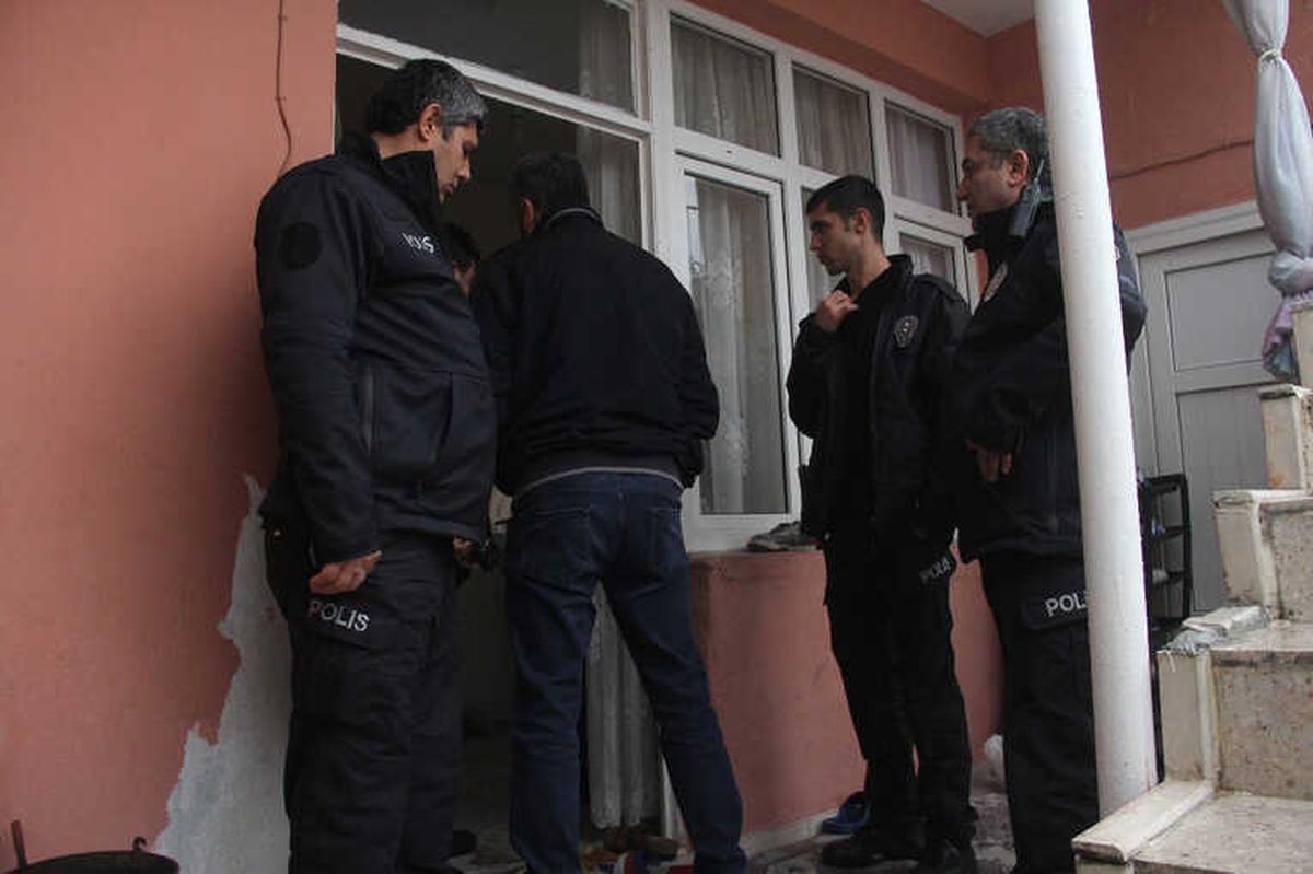 Karısını Çekiç ve Bıçakla Öldürdü