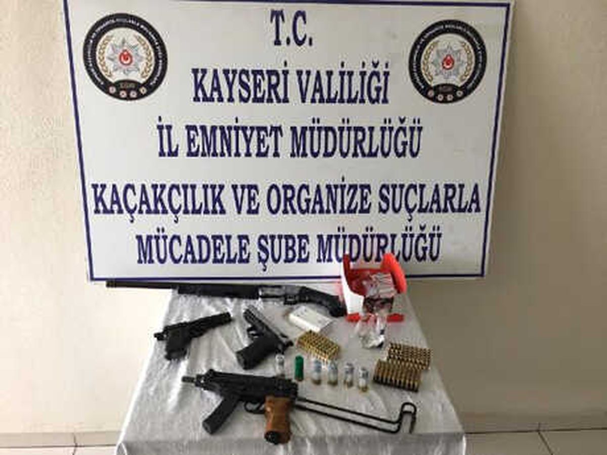 Kayseri\'de Şüphe Üzerine Durdurulan Otomobilden Otomatik Silah Çıktı