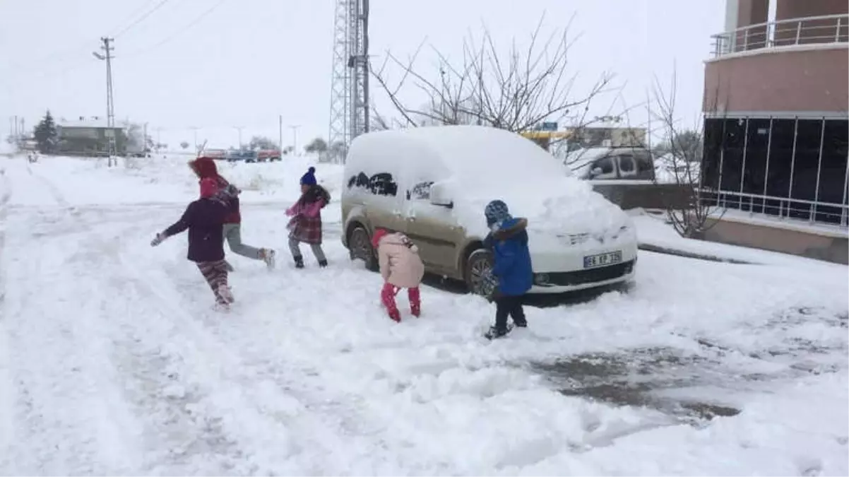 Kırşehir\'de Karın Yağmasıyla Çocuklar Sokaklara Akın Etti