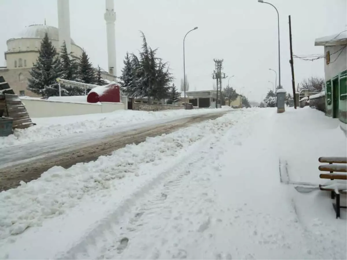 Kırşehir\'e Mevsimin İlk Karı Düştü, İlçeler Beyaz Örtüye Büründü