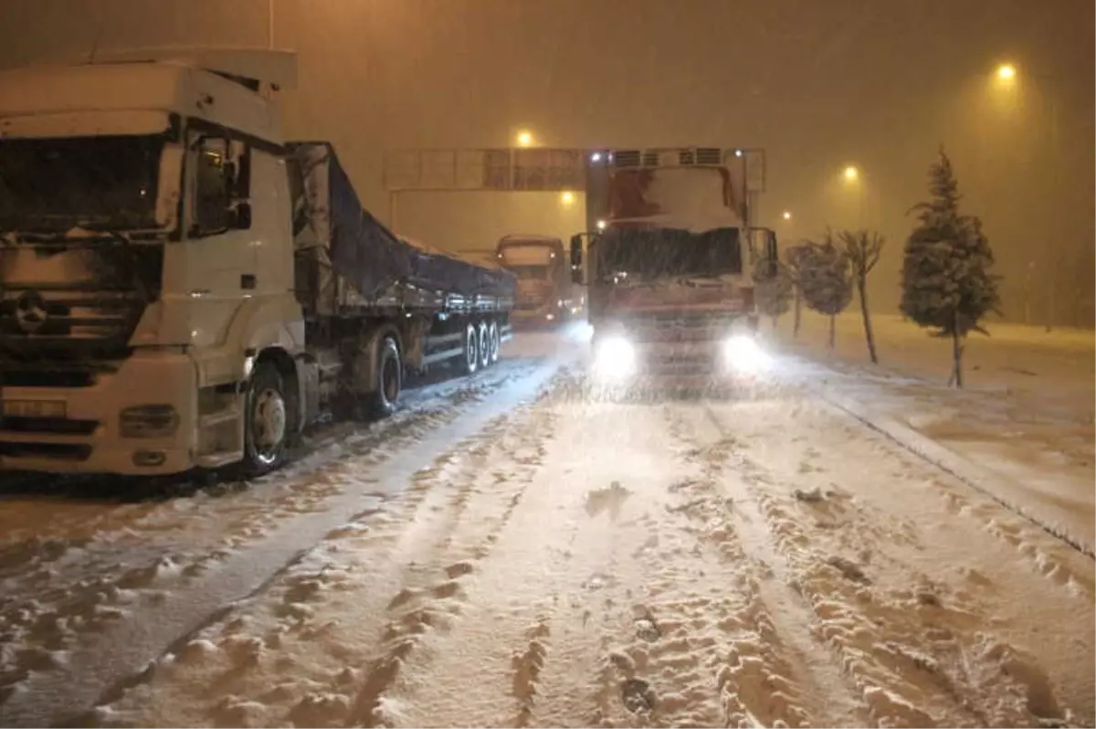 Konya\'da Okullar Kar Yağışından Tatil Oldu, Yollar Ulaşıma Kapandı