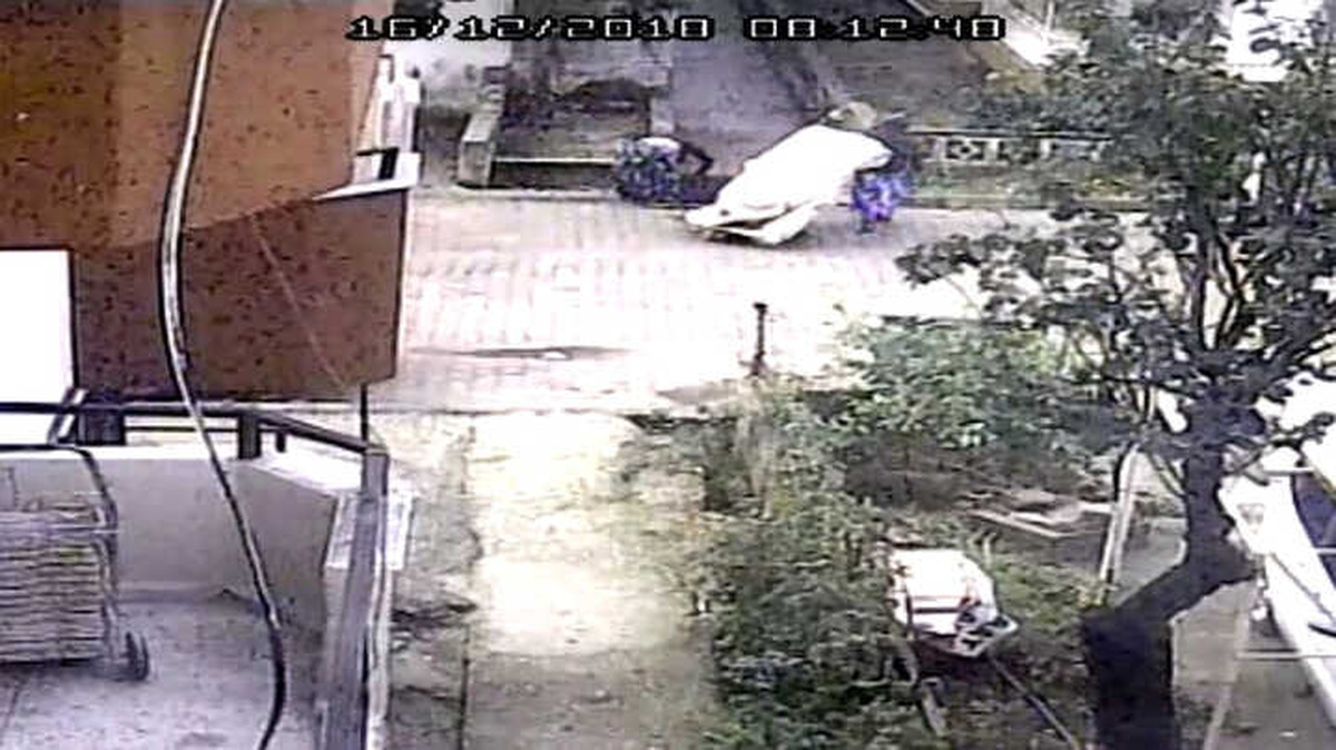 Manavgat\'ta Kağıt Toplayıcı Kadınlar Rögar Kapağını Çaldı