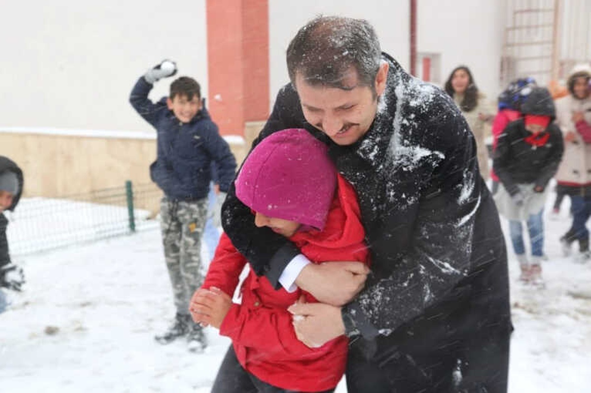 Okulları Tatil Edip, Öğrencilerle Kar Topu Oynadı