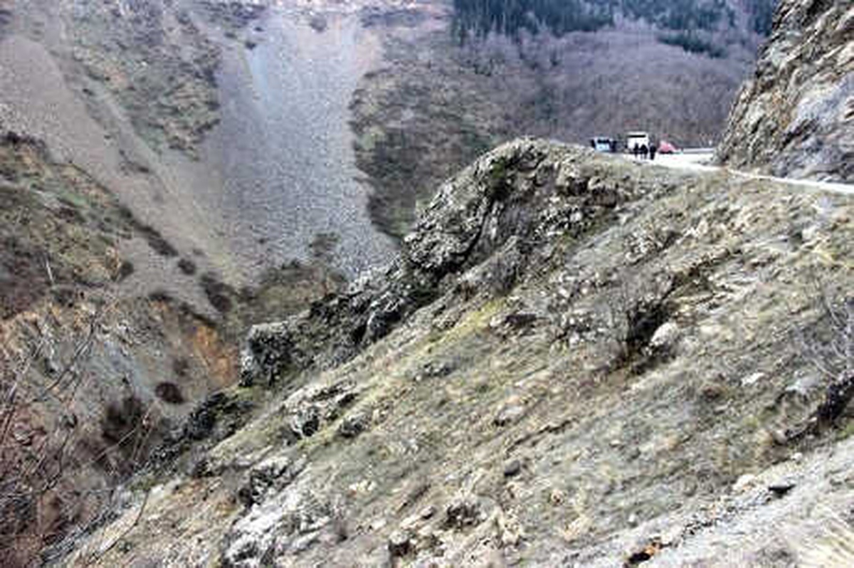 Ölüm Yolu\'nda Korkuyla Ulaşım Sağlıyorlar