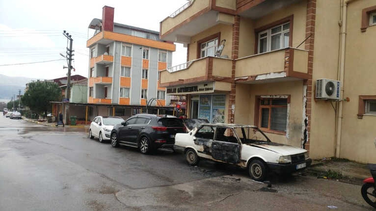 Otomobilde Çıkan Yangının Binayı Yakması Son Anda Engellendi