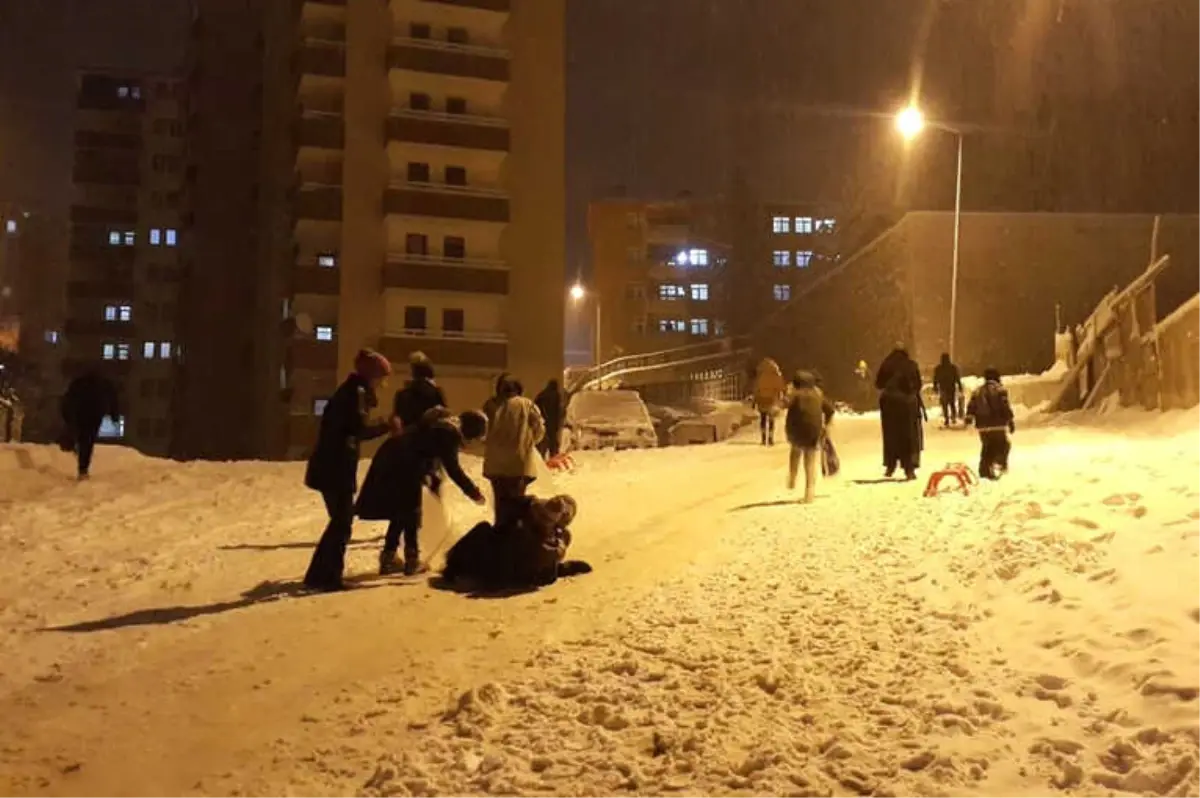 Poşetini Alan Geldi, Karda Doyasıya Eğlendi