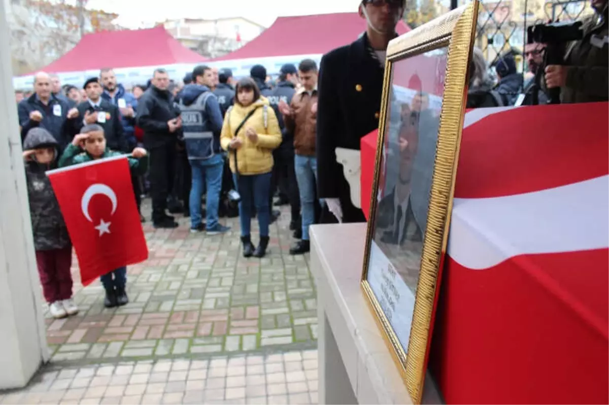 Şehit Cenazesinde Çocuklardan Duygulandıran Hareket