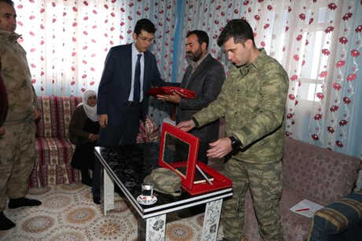 Şehit Er Özkur\'un Eşyaları Ailesine Teslim Edildi