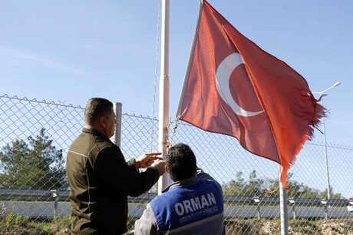 Şehitler Ormanının Yıpranan Türk Bayrakları Yenilendi