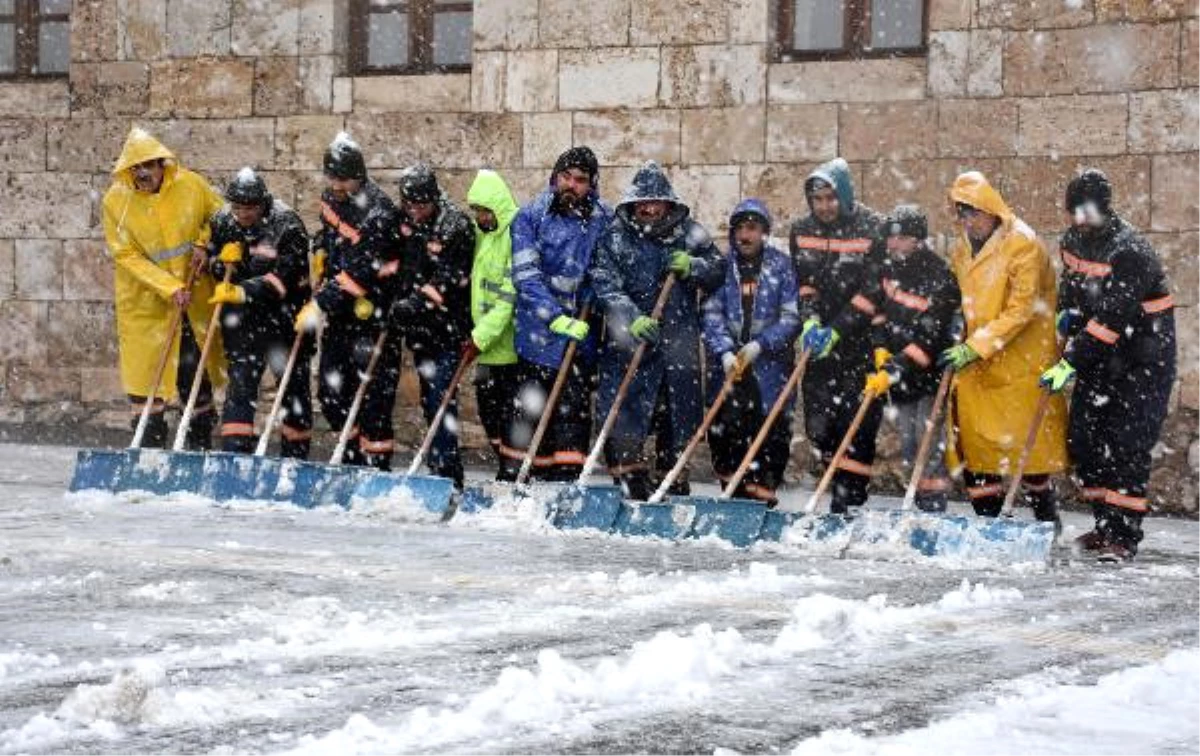 Sivas\'ta Kar Yağışı Başladı; 248 Köy Yolu Ulaşıma Kapandı