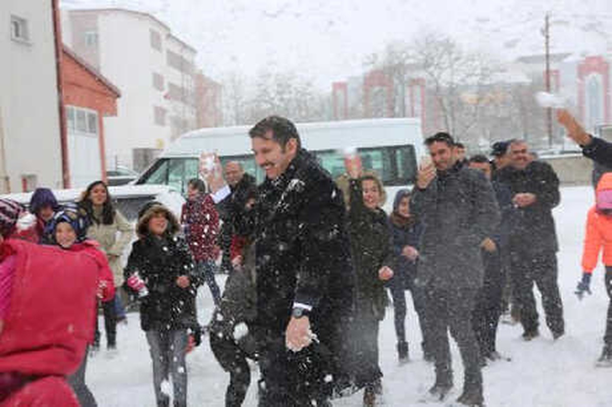 Sivas Valisi, Öğrencilerle Kar Topu Oynadı
