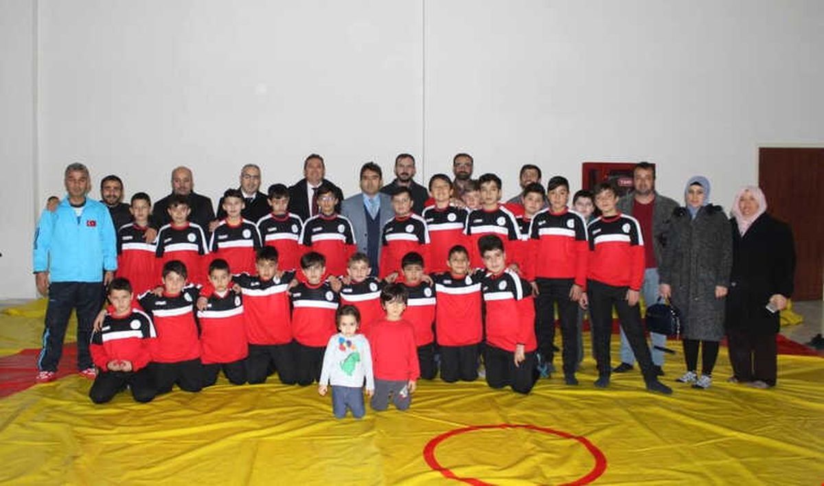Şuhut Kaymakamlığından Güreş ve Tekvando Kursiyerlerine Malzeme Yardımı