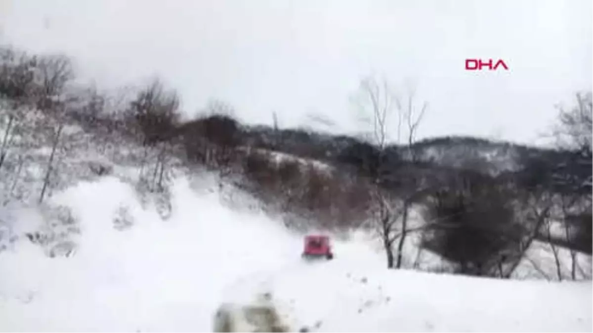 Tokat Yolu Kapanan Köydeki Hasta, Paletli Kurtarma Aracıyla Hastaneye Götürüldü