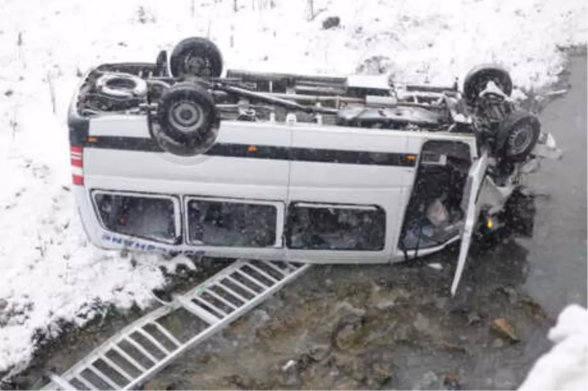 Trabzon\'da Minibüs Dereye Uçtu: 15 Yaralı (2)- Yeniden