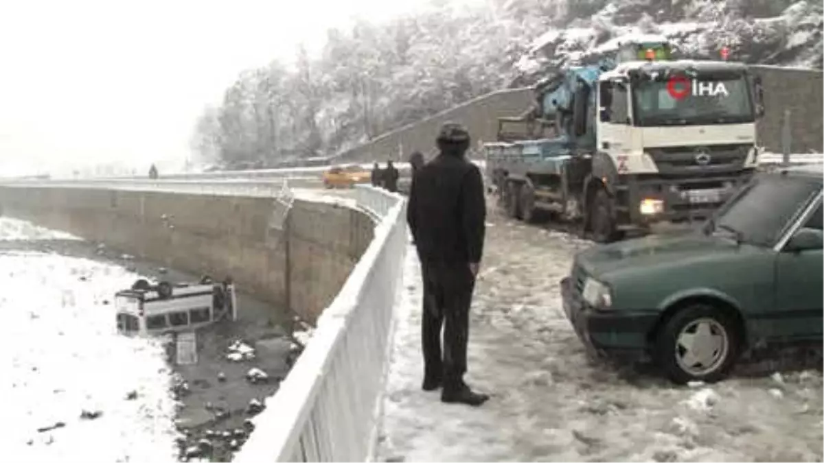 Trabzon\'da Yolcu Minibüsü Dereye Uçtu: 15 Yaralı