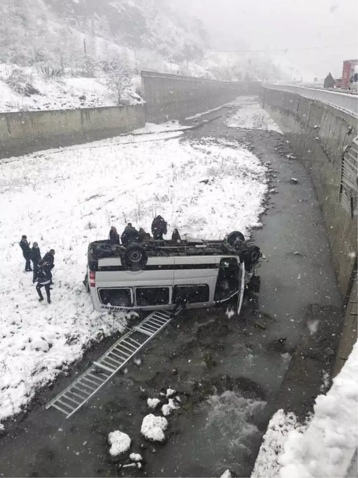 Trabzon\'da Yolcu Minibüsü Dereye Uçtu: 8 Yaralı