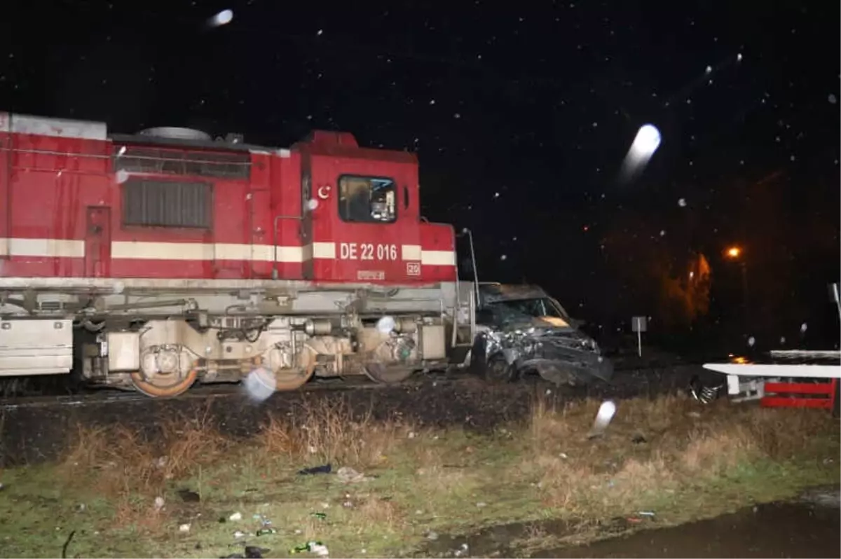 Trenle Hafif Ticari Araç Kafa Kafaya Çarpıştı: 1 Ölü 1 Ağır Yaralı