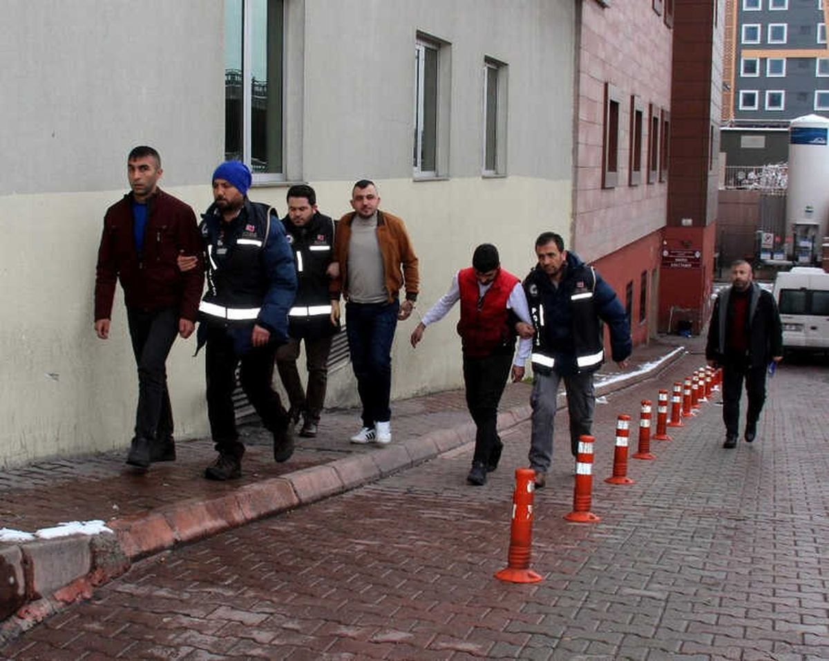 Uzi Marka Silah Ele Geçirilen Operasyonda 3 Kişi Adliyeye Sevk Edildi