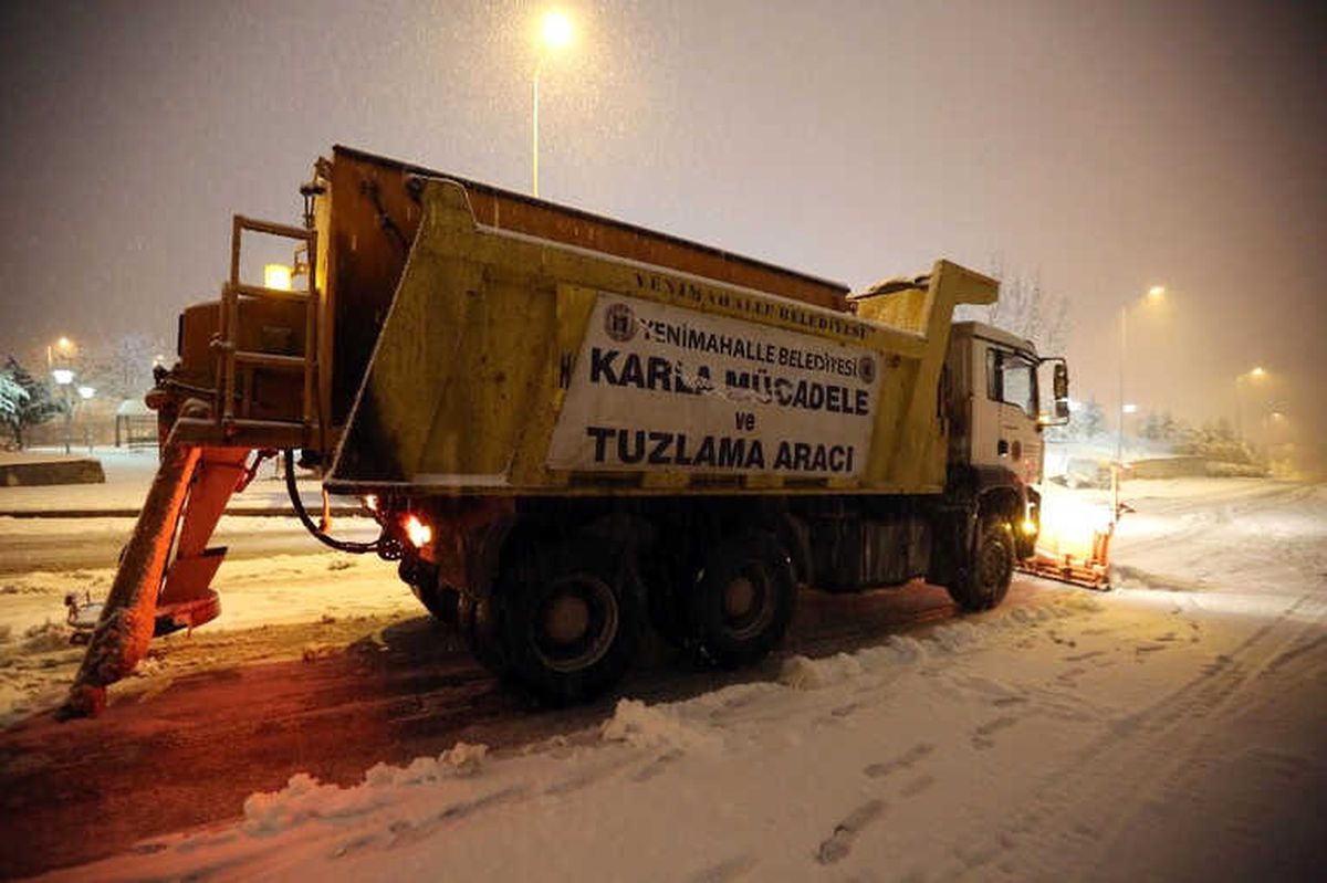 Yenimahalle\'de Karla Mücadele Ekipleri İş Başında